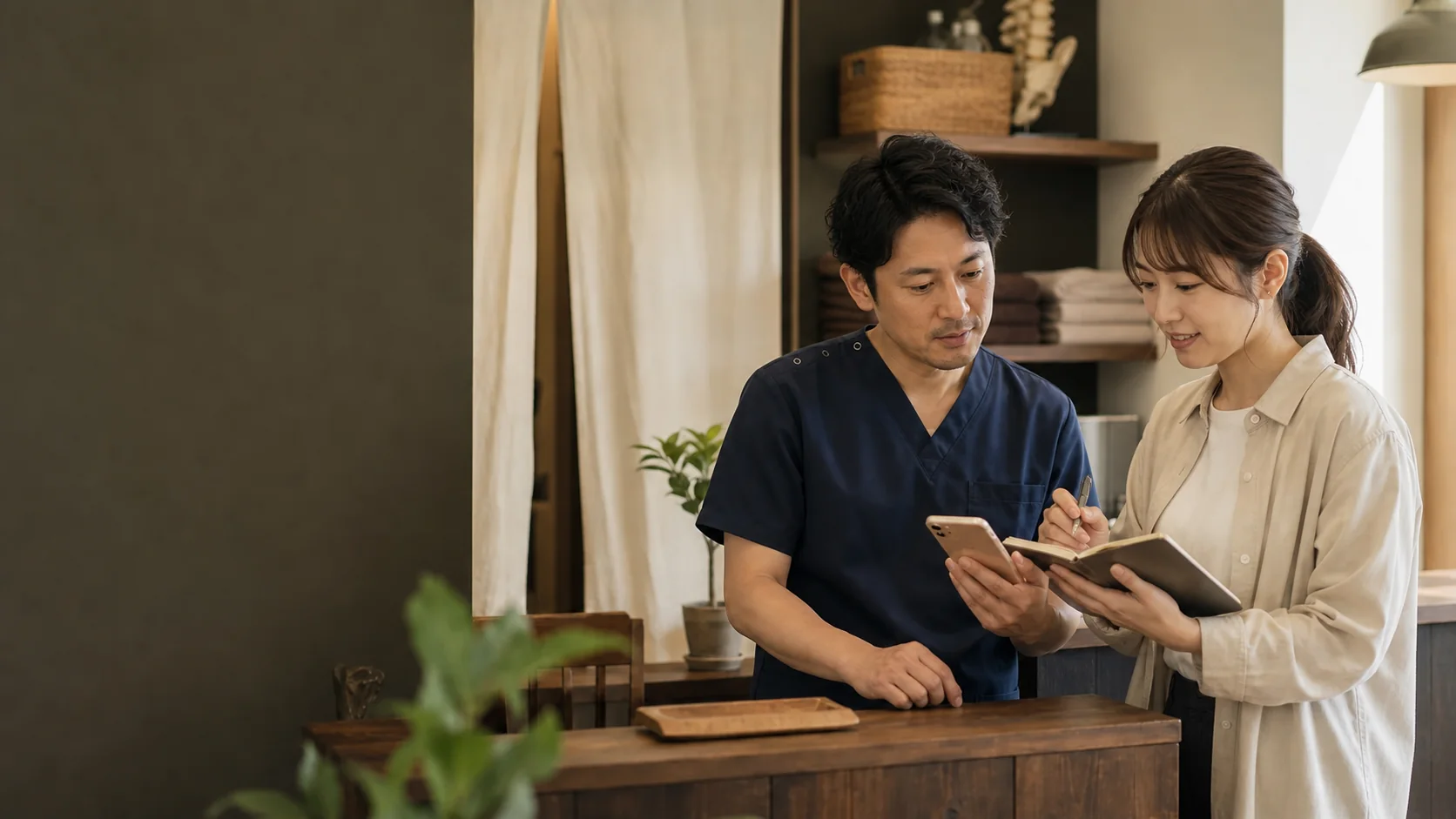 店舗の集客導線を一緒に確認するオーナーと担当者